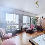With Balcony Overlooking The Eiffel Tower Appartamento *