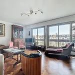 Appartement With Balcony Overlooking The Eiffel Tower Parijs