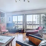 With Balcony Overlooking The Eiffel Tower Appartamento