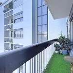 With Balcony Overlooking The Eiffel Tower Appartement *