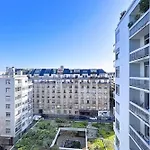 Appartement With Balcony Overlooking The Eiffel Tower