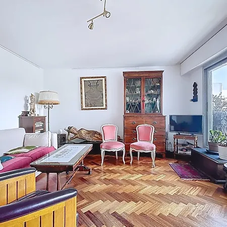 With Balcony Overlooking The Eiffel Tower Párizs