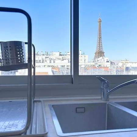 Apartman With Balcony Overlooking The Eiffel Tower Párizs