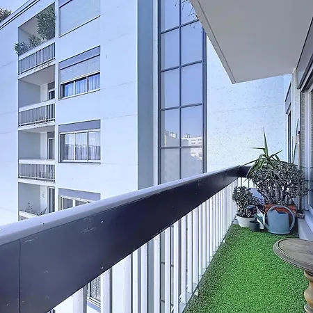 With Balcony Overlooking The Eiffel Tower Apartamento *