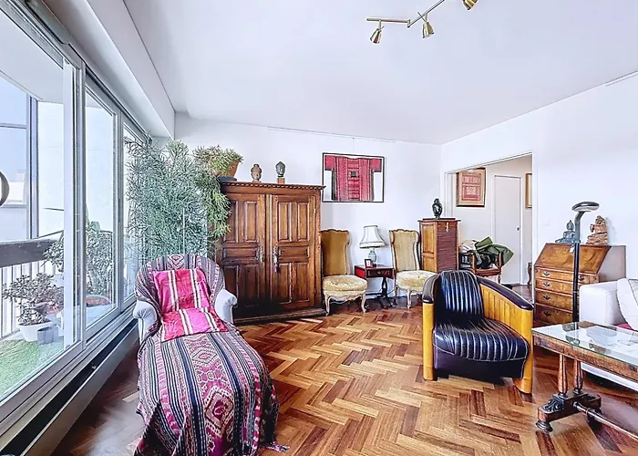 Apartman With Balcony Overlooking The Eiffel Tower Párizs