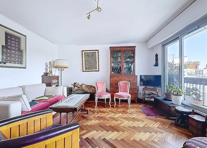 With Balcony Overlooking The Eiffel Tower Párizs