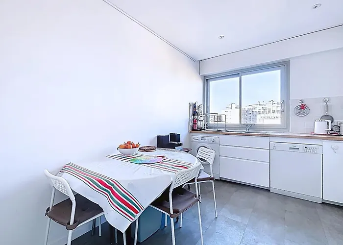 Appartamento With Balcony Overlooking The Eiffel Tower *