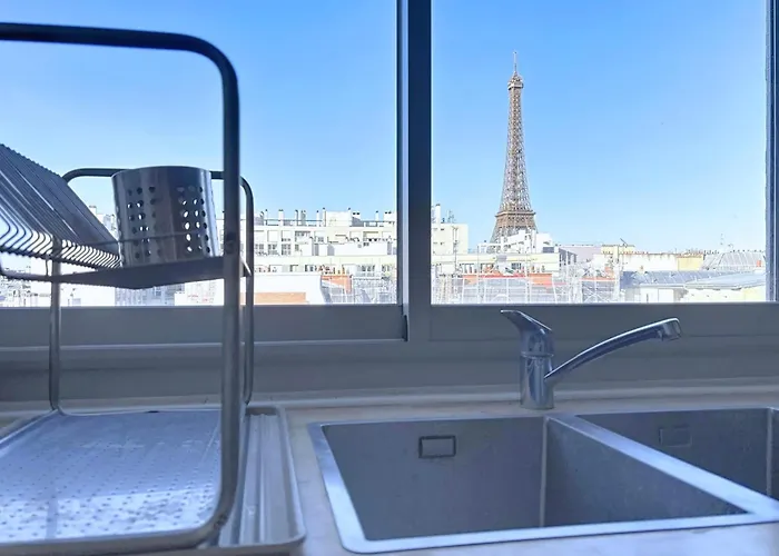 Apartman With Balcony Overlooking The Eiffel Tower Párizs