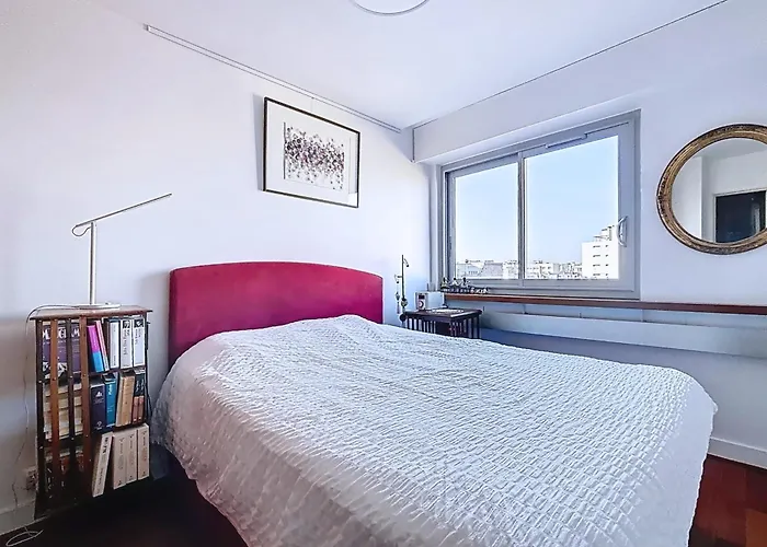 Appartamento With Balcony Overlooking The Eiffel Tower