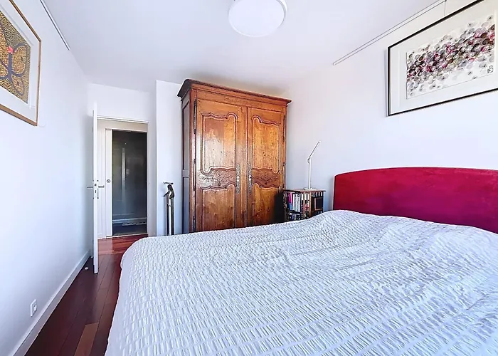 Appartamento With Balcony Overlooking The Eiffel Tower Parigi