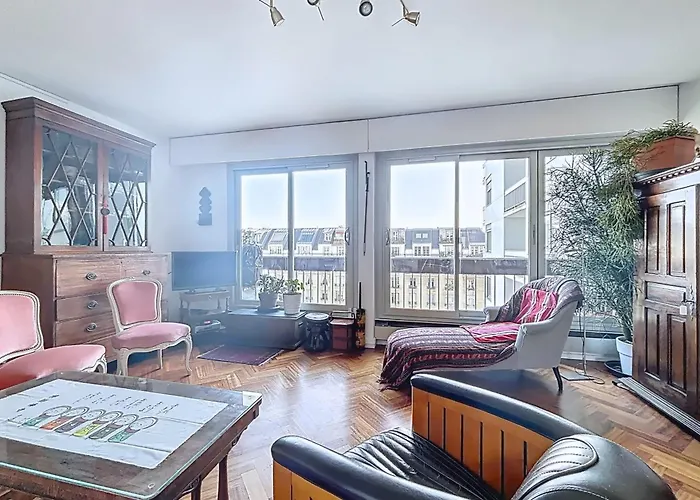 With Balcony Overlooking The Eiffel Tower Apartman