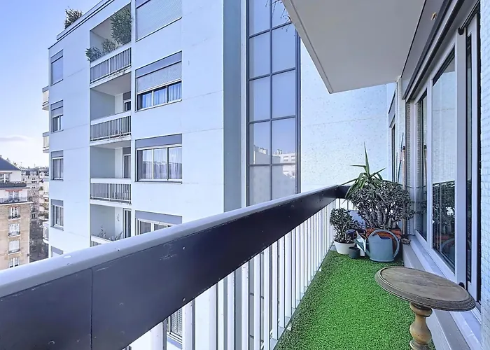 With Balcony Overlooking The Eiffel Tower Apartamento *