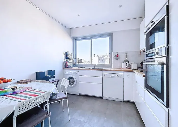 Apartman With Balcony Overlooking The Eiffel Tower Párizs