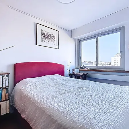 아파트 With Balcony Overlooking The Eiffel Tower