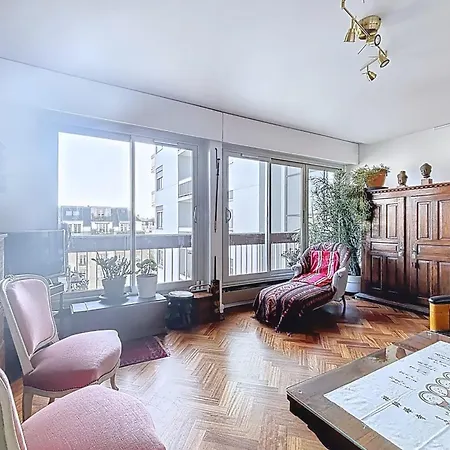 With Balcony Overlooking The Eiffel Tower 아파트 *
