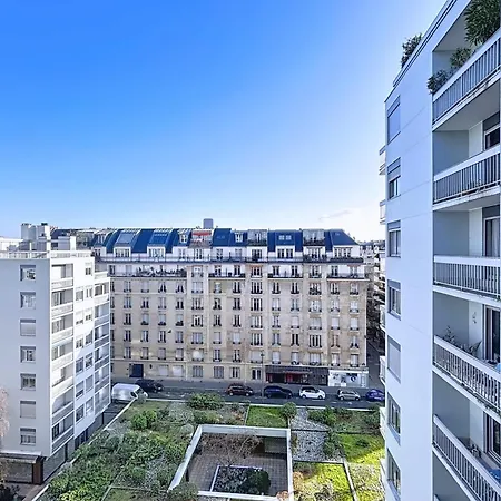 Apartment With Balcony Overlooking The Eiffel Tower