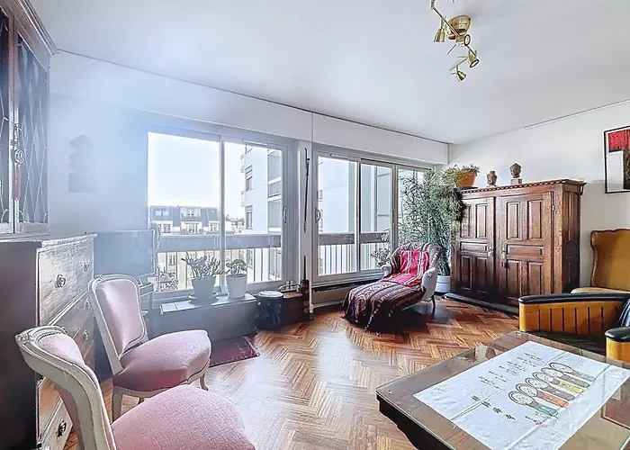 With Balcony Overlooking The Eiffel Tower Apartment *