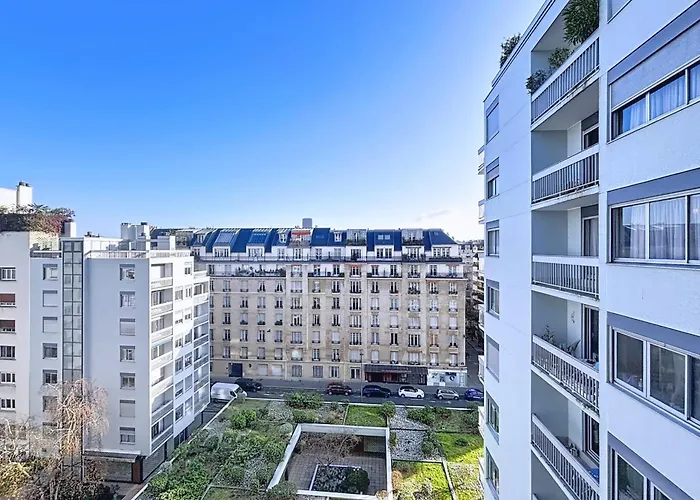 Apartment With Balcony Overlooking The Eiffel Tower